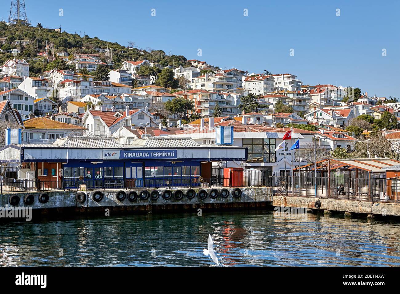 Istanbul, Turquie - 13 février 2020: Terminal de ferry sur la jetée de l'île de Kinaliada. Banque D'Images