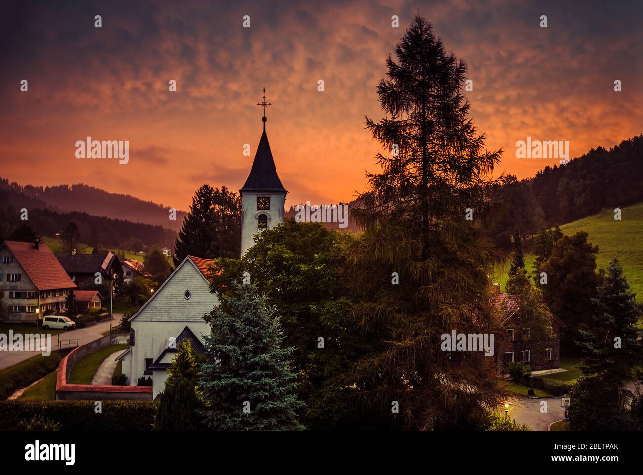 Toits d'un petit village de Bolsternang avec église et fermes dans le sud de l'Allemagne (Bade-Wurtemberg) dans les Alpes au coucher du soleil crépuscule nuit crépuscule Banque D'Images