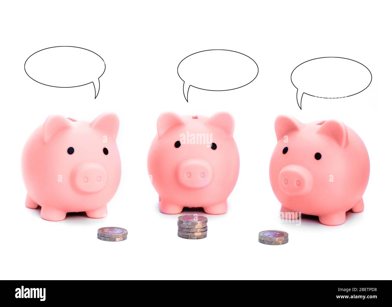 Les banques de pigmentation rose arboré avec des nuages de texte vierges rêvant de quelque chose avec des pièces / de l'argent devant eux isolés contre fond blanc Banque D'Images