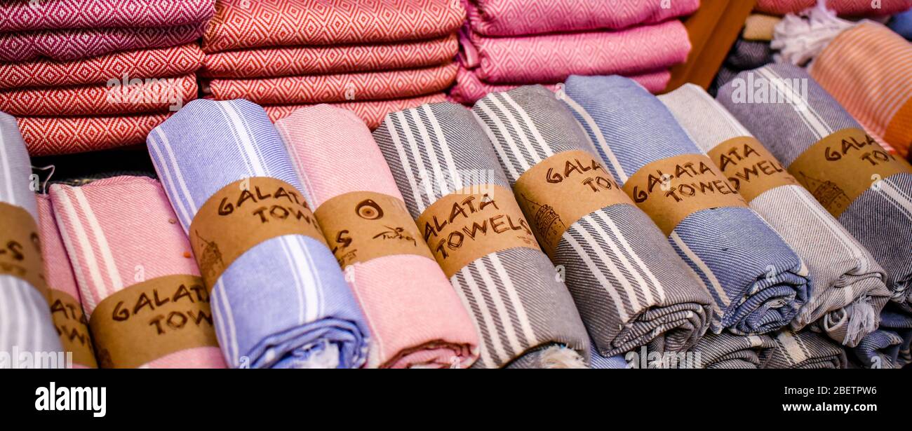 Turquie Istanbul 2019 novembre 6 rouleaux pliés de serviettes de lit tissu de bazar turc Galata en lin Banque D'Images