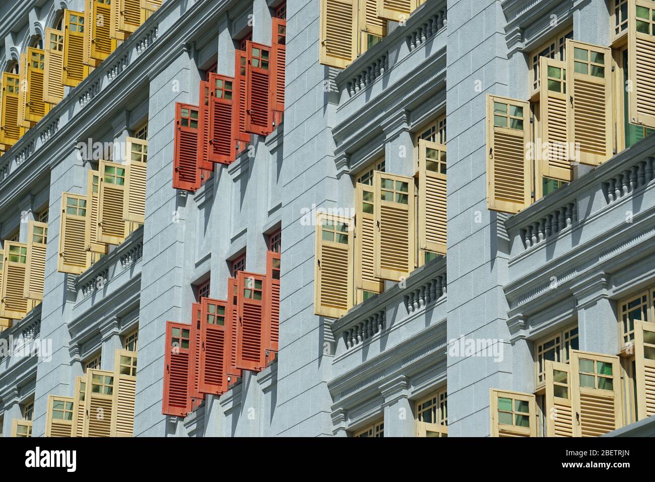 vieux volets colorés en bois à singapour Banque D'Images