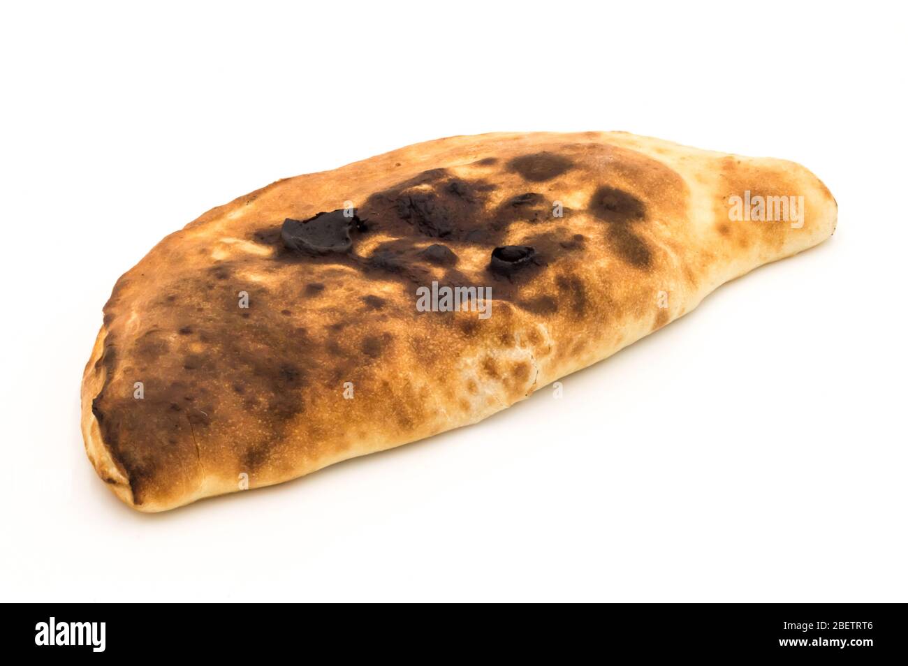 Cuit dans la calzone - type fermé de pizza qui est plié en deux sur un fond blanc Banque D'Images Cuit dans la calzone - type fermé de pizza qui est plié en deux sur un fond blanc Banque D'Images