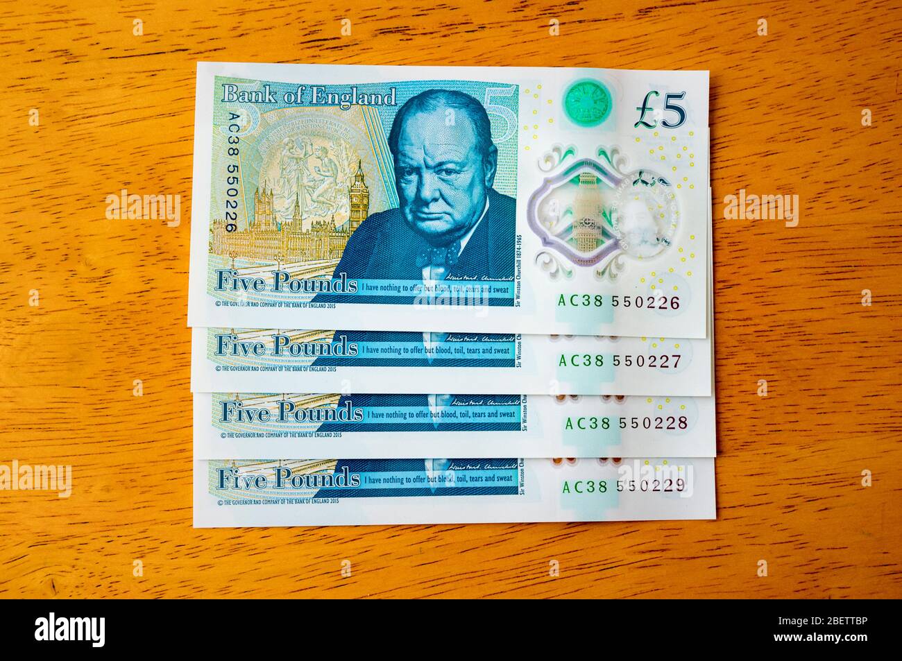 Nouveau UK Five Pound notes, inversé - publié en septembre 2016 - avec des numéros de série consécutifs. Banque D'Images