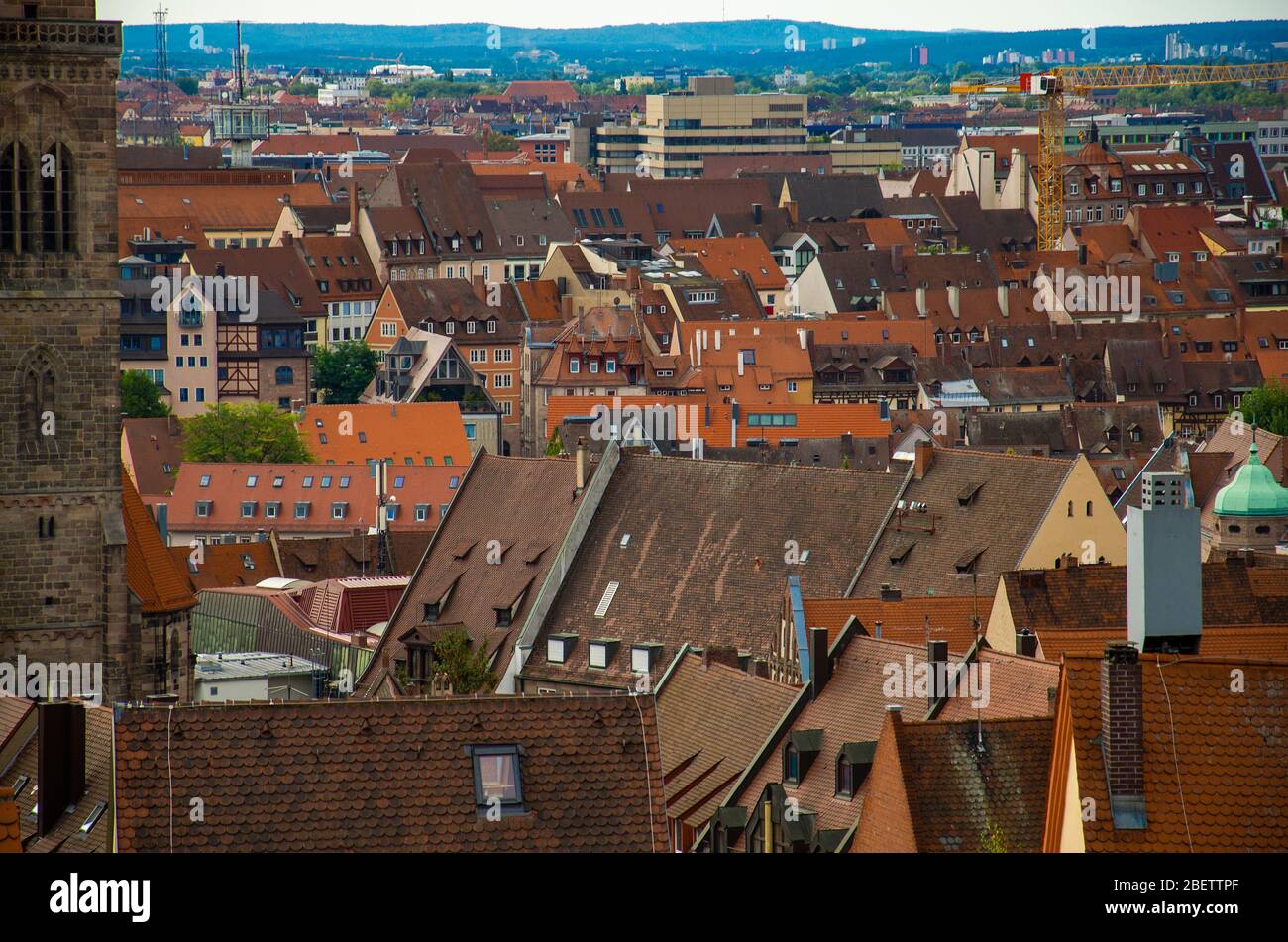 Vue sur les toits d'orange de la vieille ville historique de Nuremberg Nurnberg, région de Mittelfranken, Bavière, Allemagne Banque D'Images