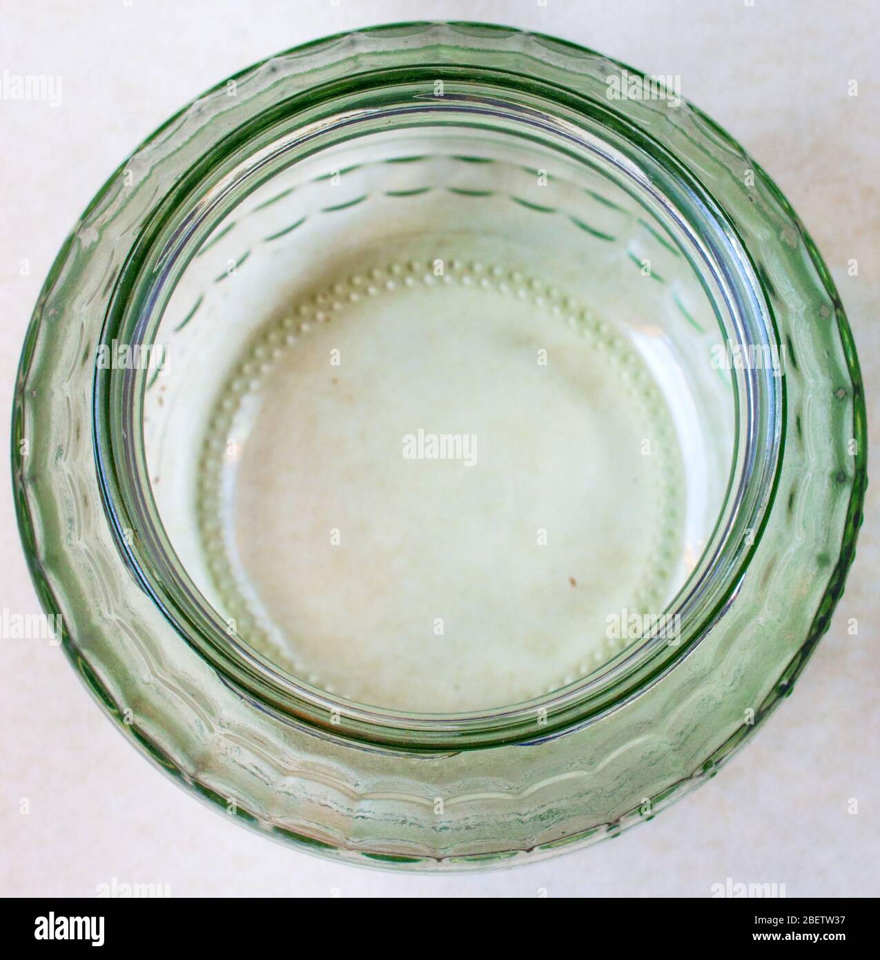 récipient en verre stérilisé par l'artisan pour produire de la liqueur de fines herbes et d'épices à partir d'une recette traditionnelle ancienne Banque D'Images récipient en verre stérilisé par l'artisan pour produire de la liqueur de fines herbes et d'épices à partir d'une recette traditionnelle ancienne Banque D'Images