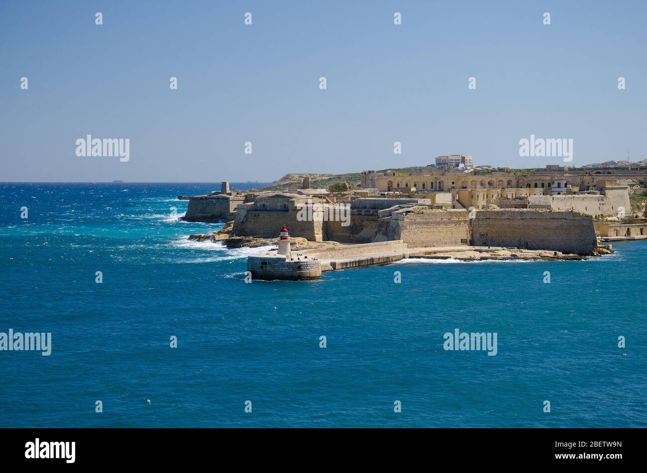 Vue sur l'entrée du port et l'ancienne Breakwater médiévale de Ricasoli est et fort Ricasoli vu de la Valette, Malte Banque D'Images