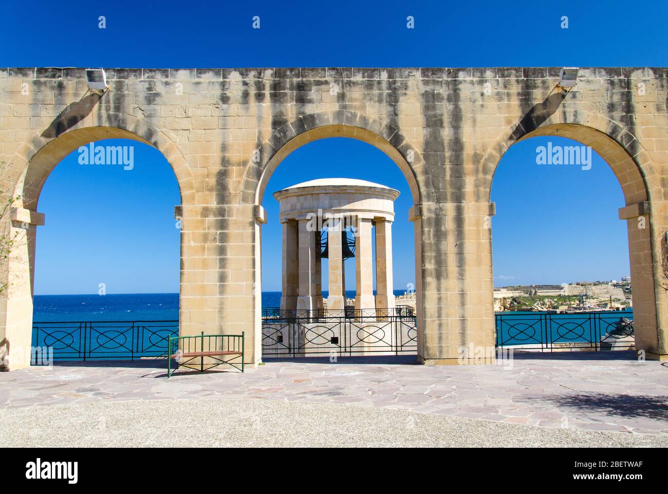 Siège de la seconde Guerre mondiale Mémorial de la guerre de Bell par des arches dans les jardins de Barrakka inférieurs, la Valette, Malte Banque D'Images