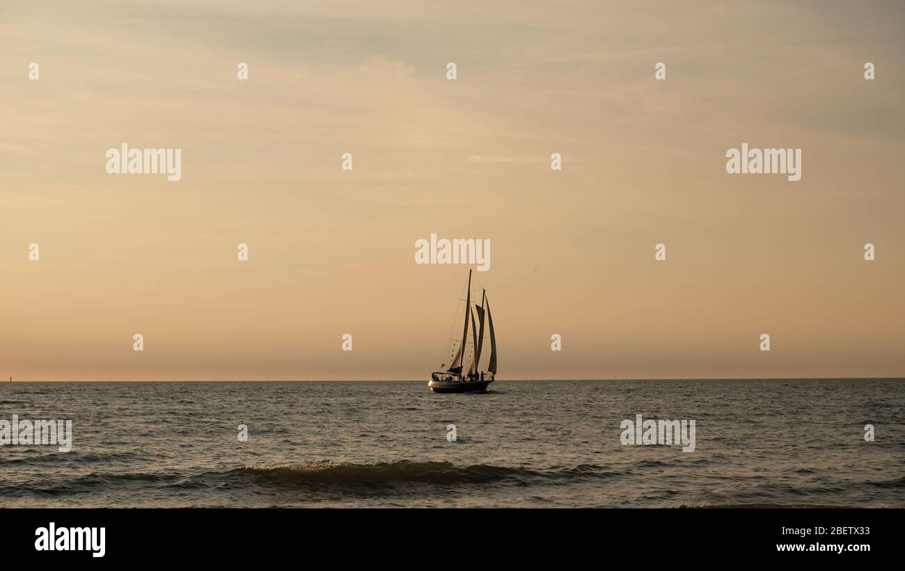 Clearwater Beach, Floride. Ancienne voile pendant l'un des beaux couchers de soleil classiques. Banque D'Images