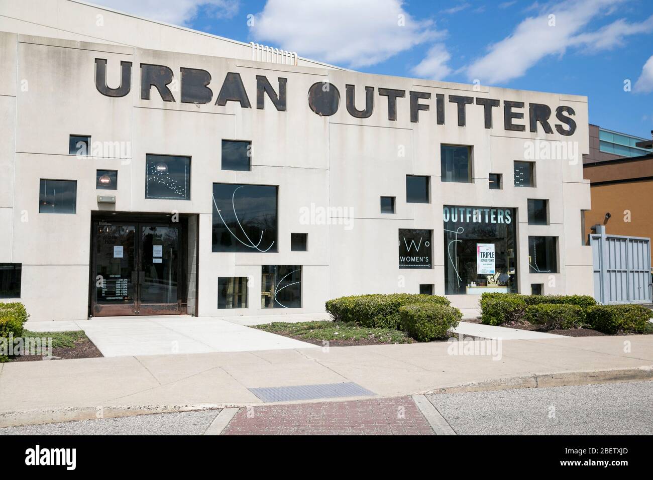 Un logo à l'extérieur d'un magasin de détail Urban Outfitters à Cherry Hill, New Jersey, le 11 avril 2020. Banque D'Images