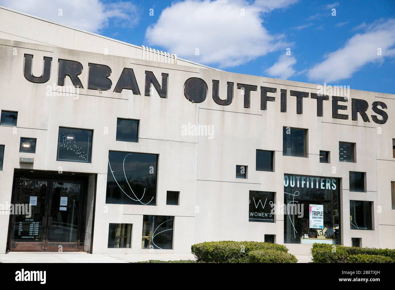 Un logo à l'extérieur d'un magasin de détail Urban Outfitters à Cherry Hill, New Jersey, le 11 avril 2020. Banque D'Images