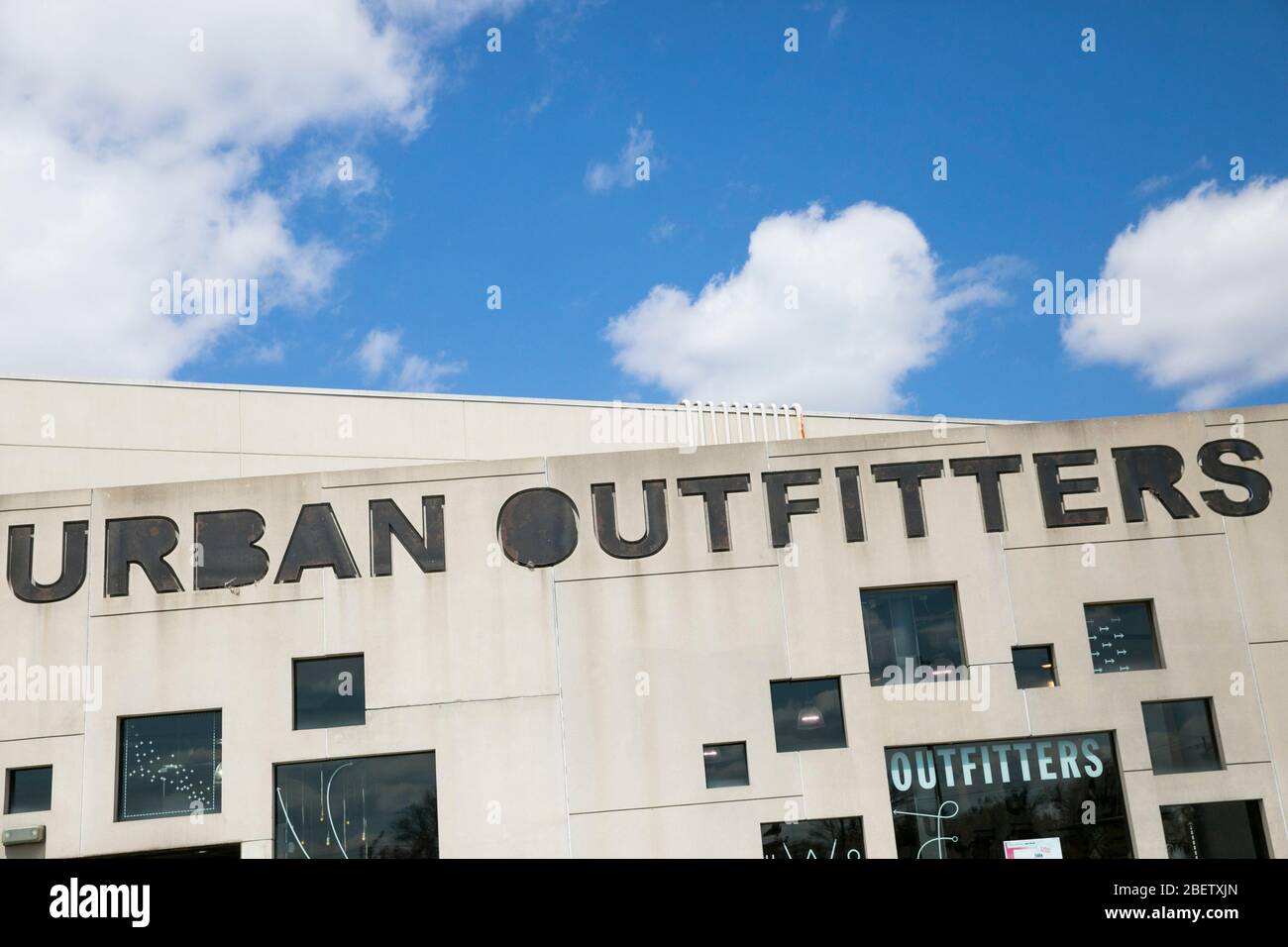 Un logo à l'extérieur d'un magasin de détail Urban Outfitters à Cherry Hill, New Jersey, le 11 avril 2020. Banque D'Images