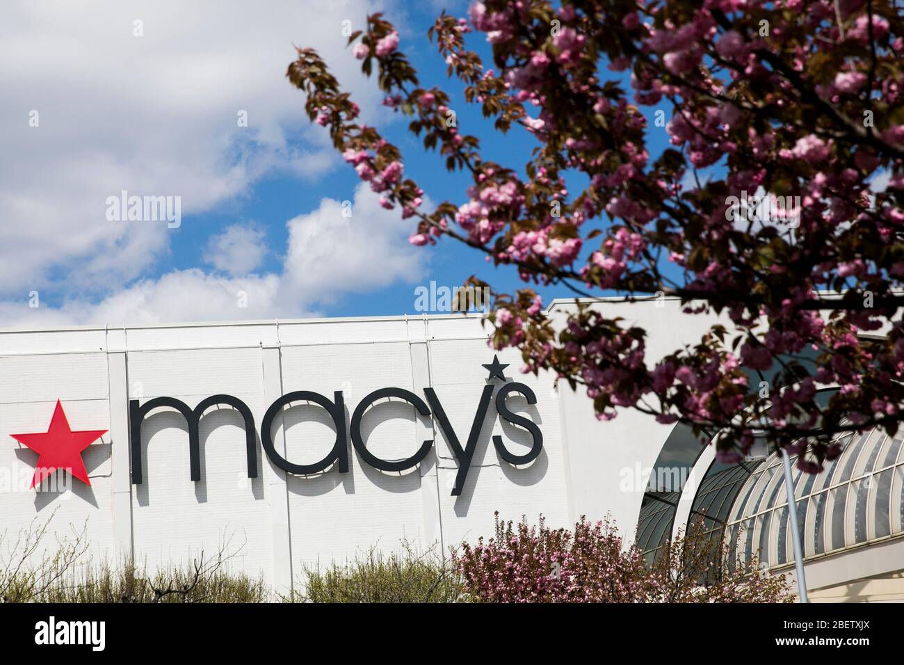 Un logo en dehors de l'emplacement d'un magasin de détail Macy à Cherry Hill, New Jersey, le 11 avril 2020. Banque D'Images