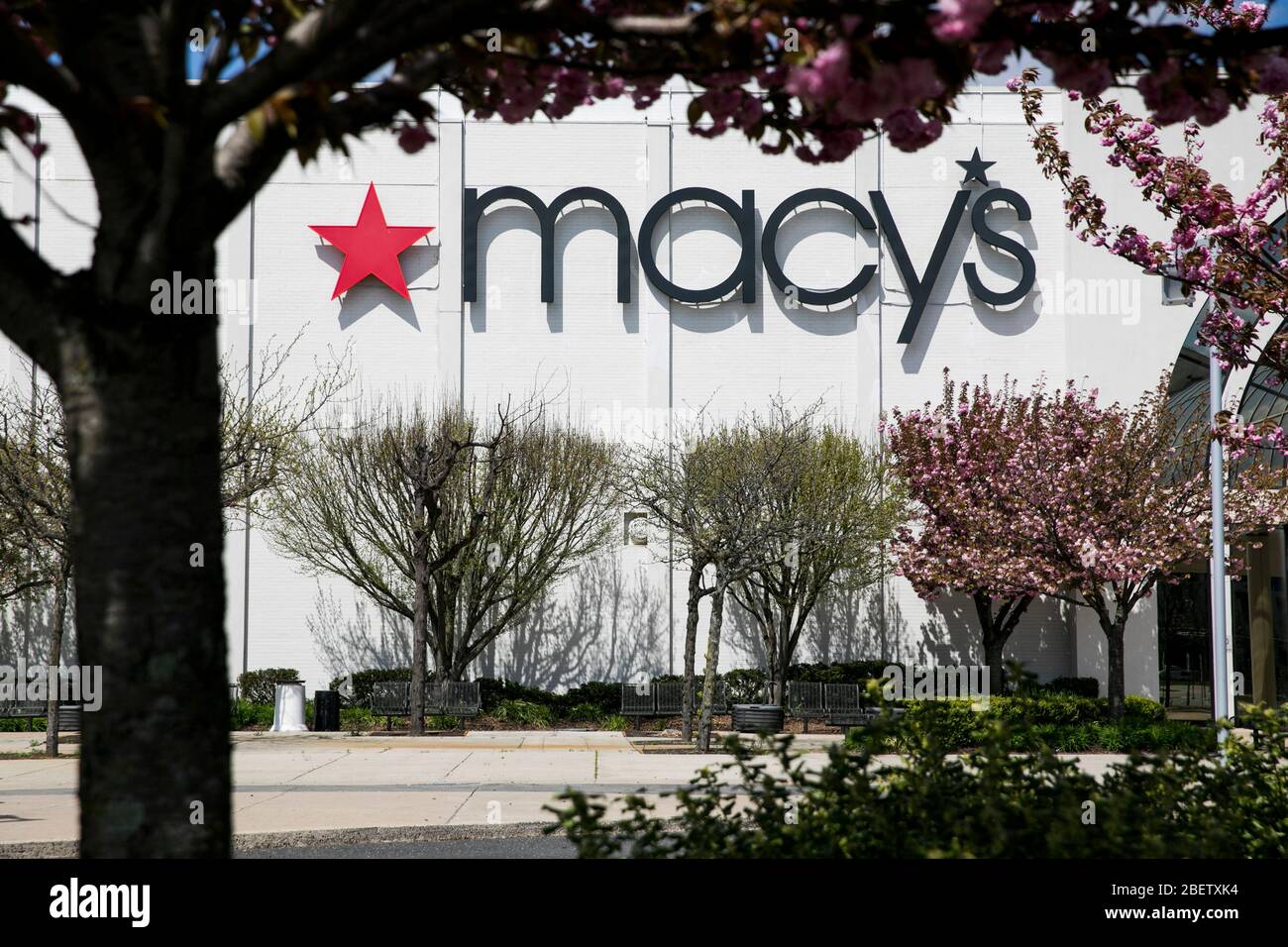 Un logo en dehors de l'emplacement d'un magasin de détail Macy à Cherry Hill, New Jersey, le 11 avril 2020. Banque D'Images