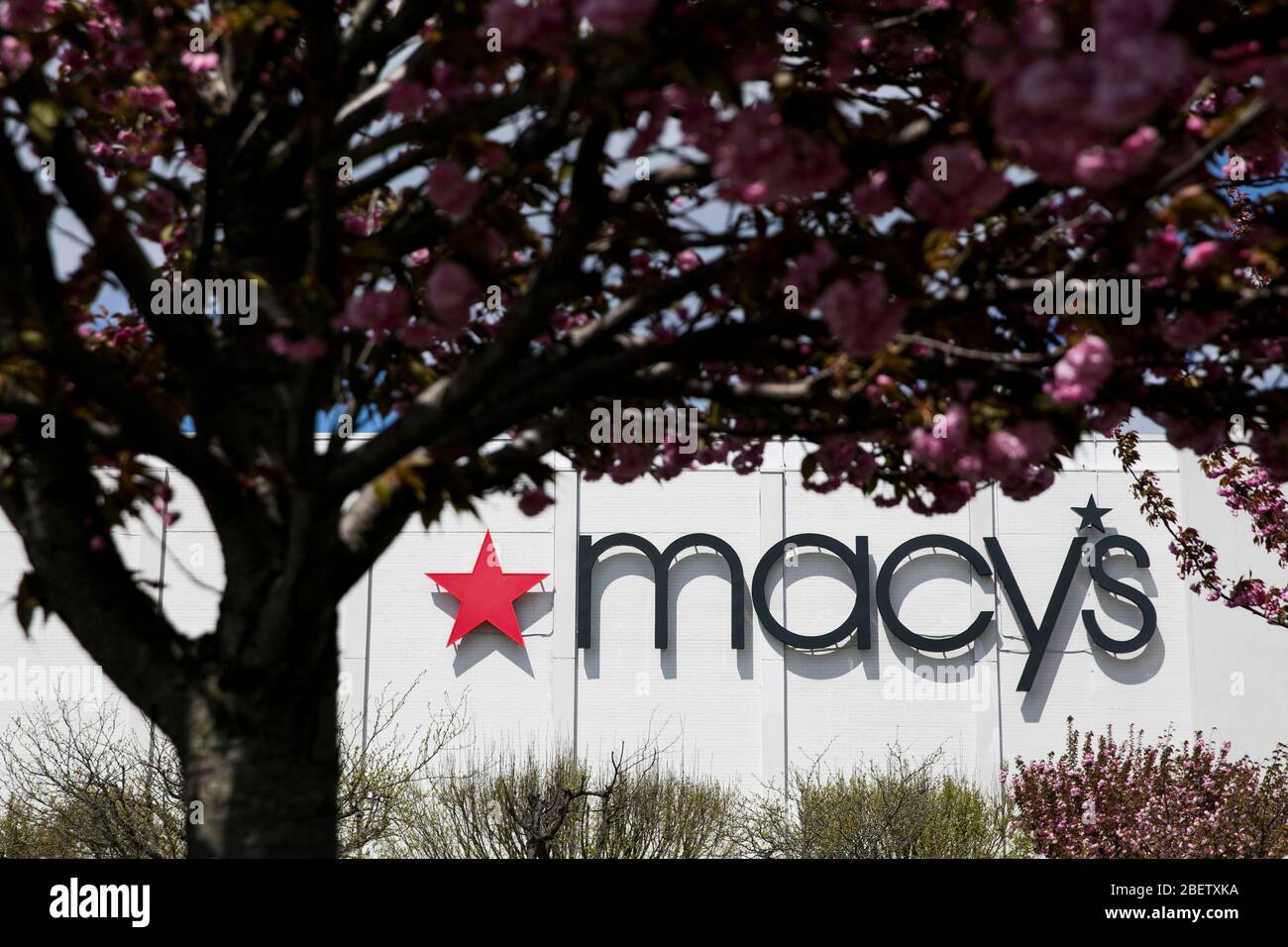 Un logo en dehors de l'emplacement d'un magasin de détail Macy à Cherry Hill, New Jersey, le 11 avril 2020. Banque D'Images