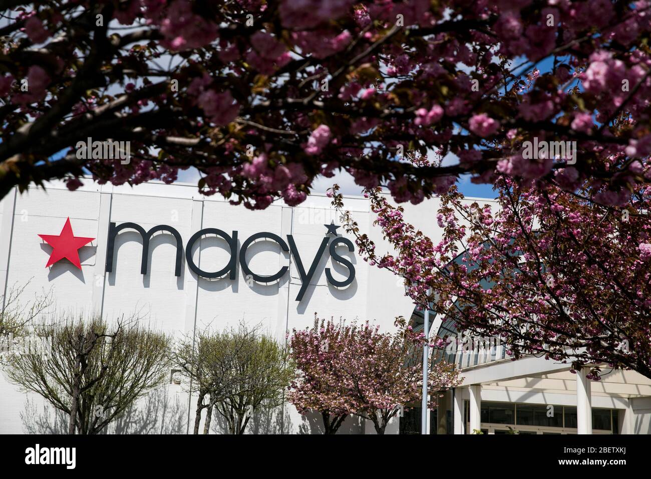Un logo en dehors de l'emplacement d'un magasin de détail Macy à Cherry Hill, New Jersey, le 11 avril 2020. Banque D'Images