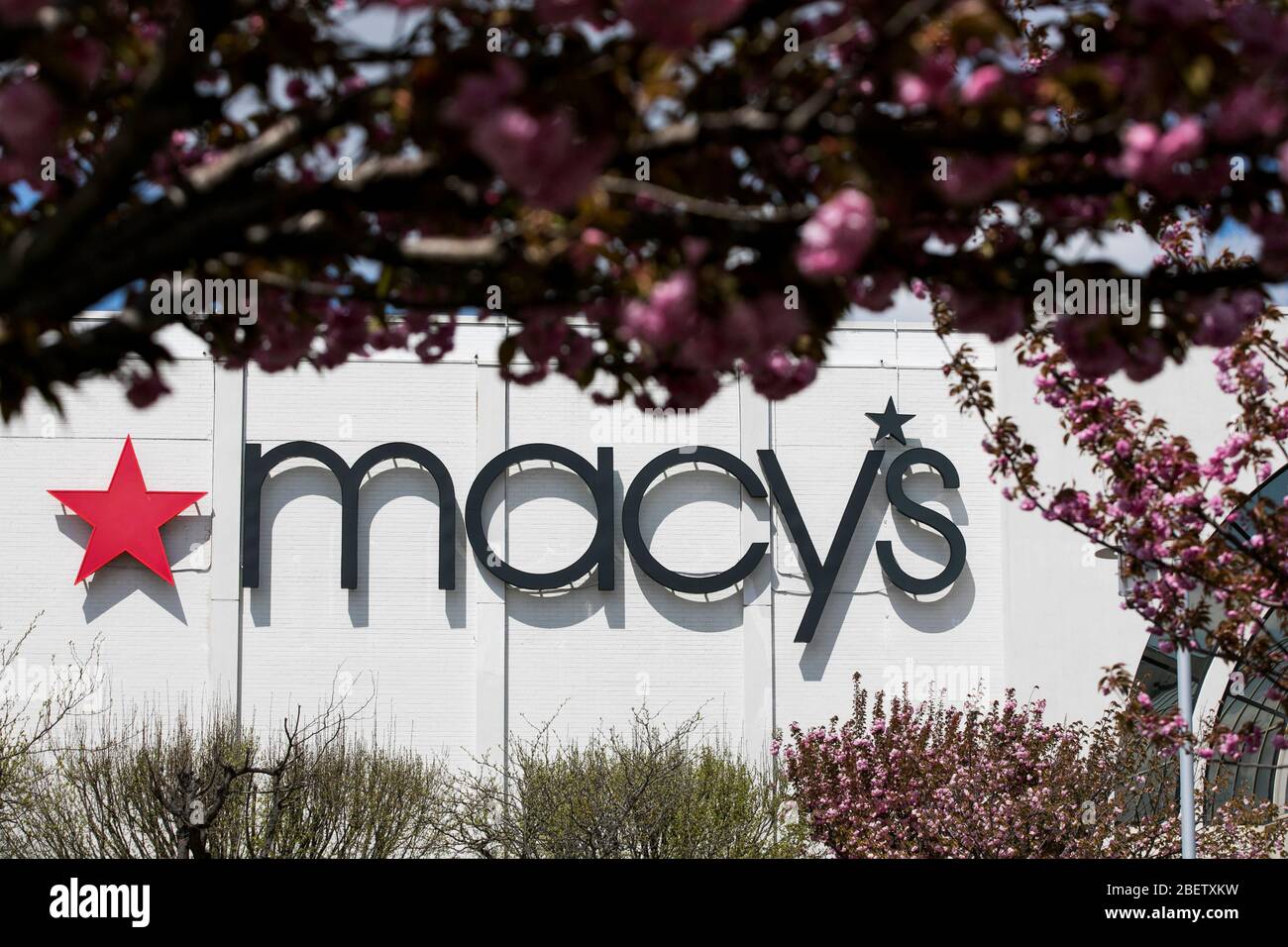 Un logo en dehors de l'emplacement d'un magasin de détail Macy à Cherry Hill, New Jersey, le 11 avril 2020. Banque D'Images