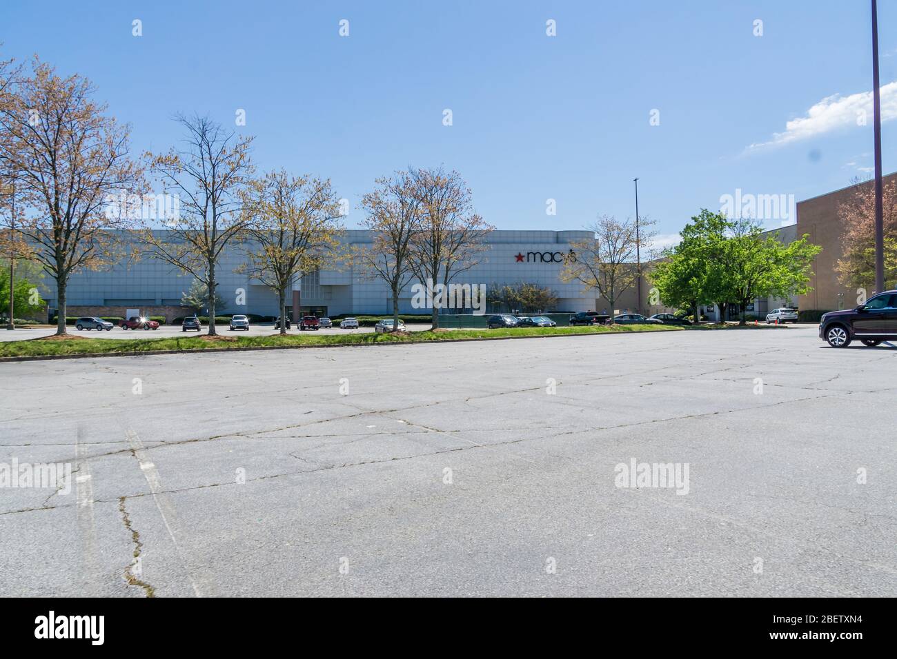 Kennesaw, GA / USA - 04/03/20: Grand magasin Macy's parking vide - fermeture et employés en coin de rue au centre commercial Cobb County Town Center - econo Banque D'Images