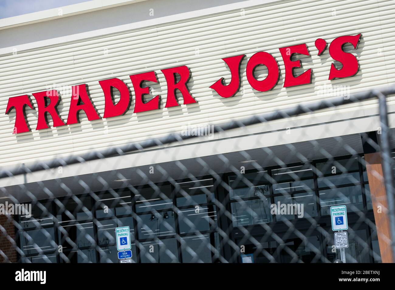 Un logo à l'extérieur d'un magasin d'alimentation Trader Joe nouvellement construit à Cherry Hill, New Jersey, le 11 avril 2020. Banque D'Images