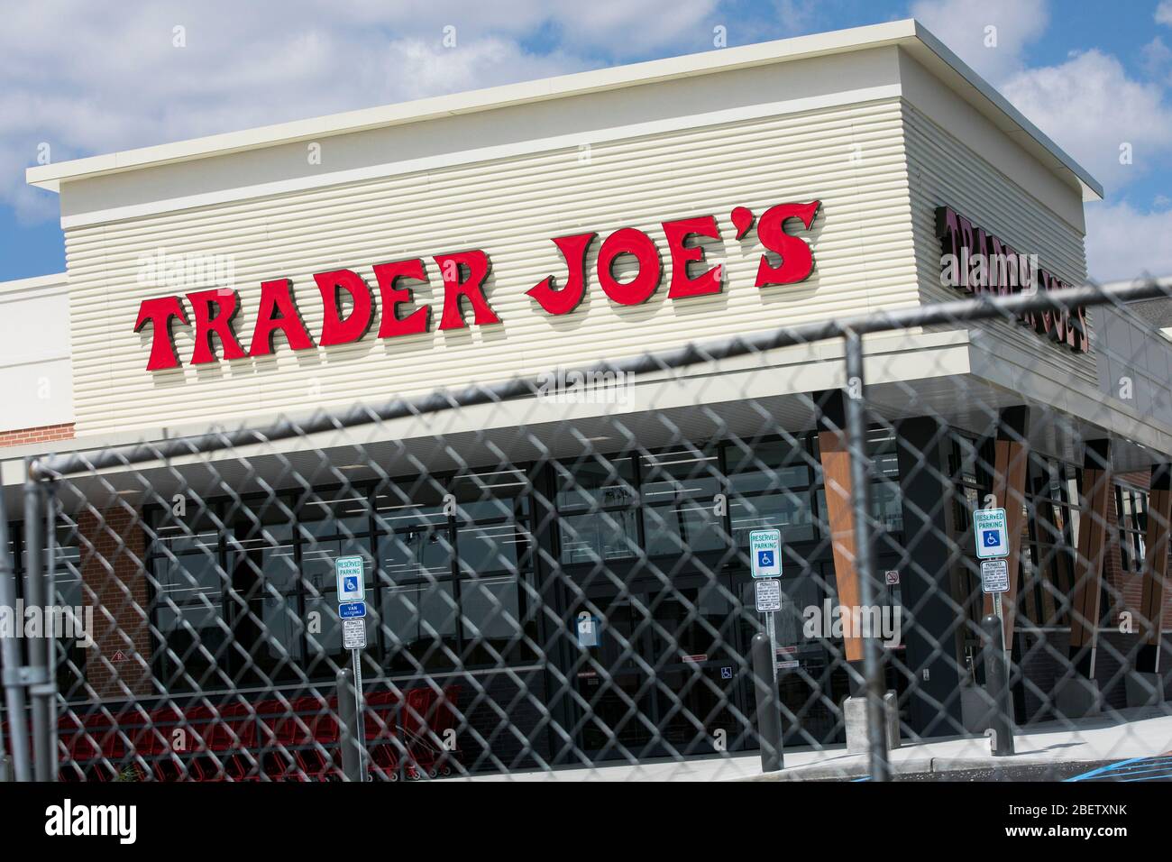 Un logo à l'extérieur d'un magasin d'alimentation Trader Joe nouvellement construit à Cherry Hill, New Jersey, le 11 avril 2020. Banque D'Images