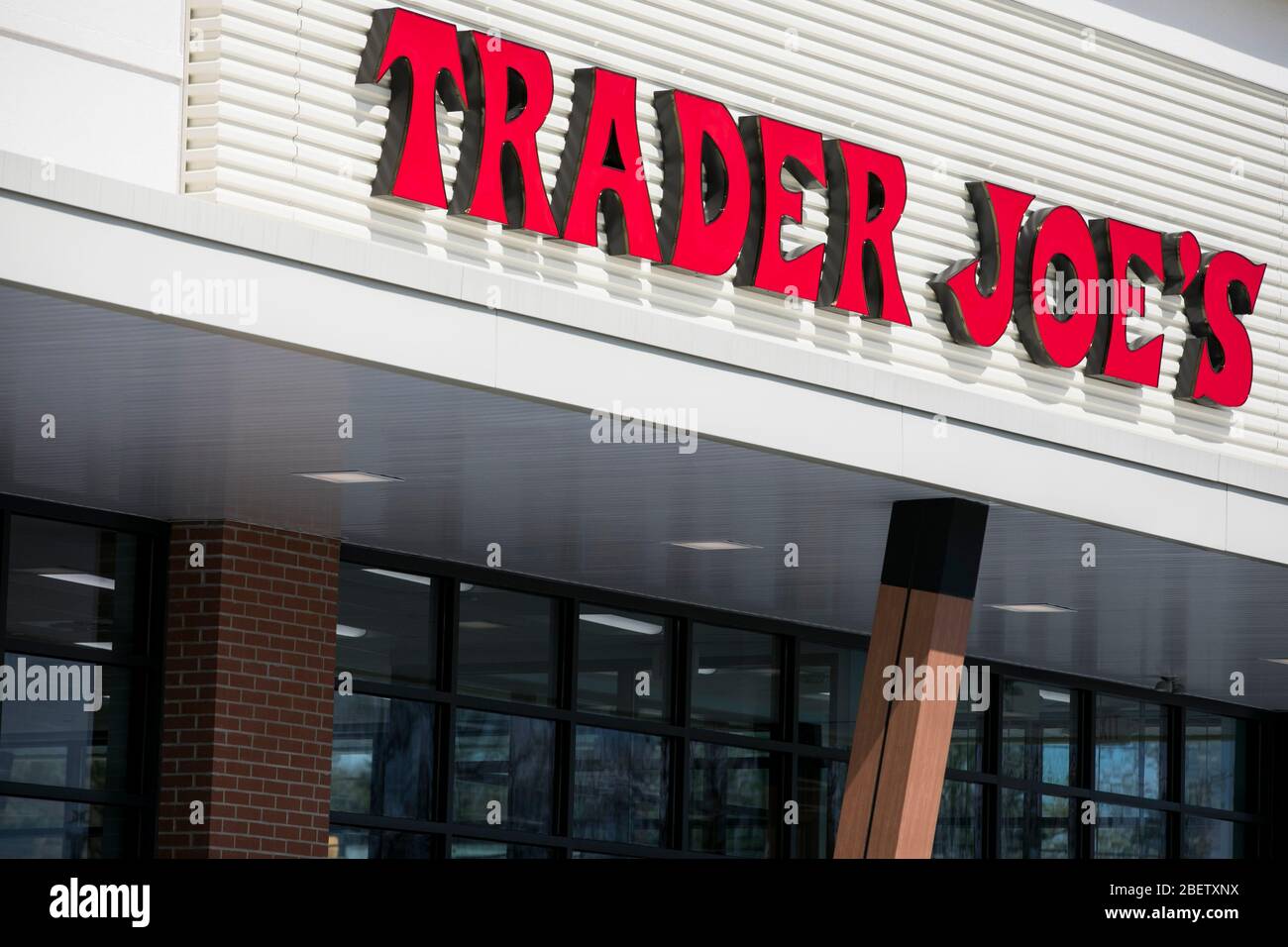 Un logo à l'extérieur d'un magasin d'alimentation Trader Joe nouvellement construit à Cherry Hill, New Jersey, le 11 avril 2020. Banque D'Images