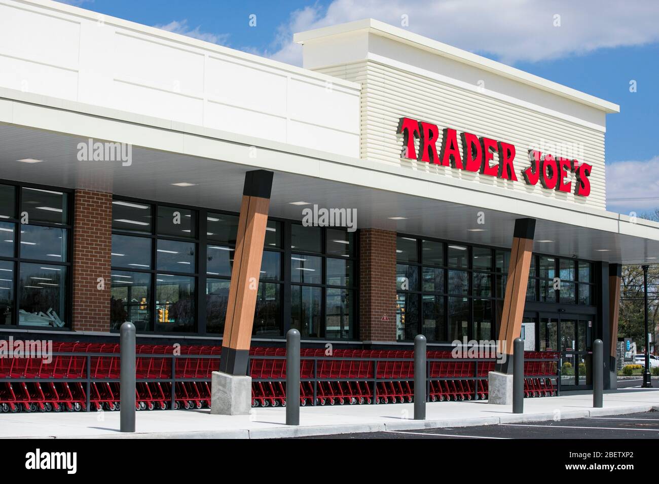 Un logo à l'extérieur d'un magasin d'alimentation Trader Joe nouvellement construit à Cherry Hill, New Jersey, le 11 avril 2020. Banque D'Images