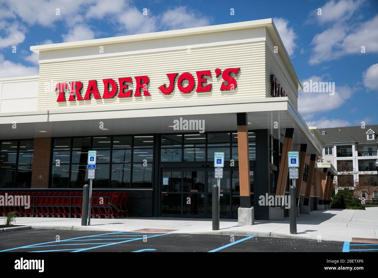 Un logo à l'extérieur d'un magasin d'alimentation Trader Joe nouvellement construit à Cherry Hill, New Jersey, le 11 avril 2020. Banque D'Images