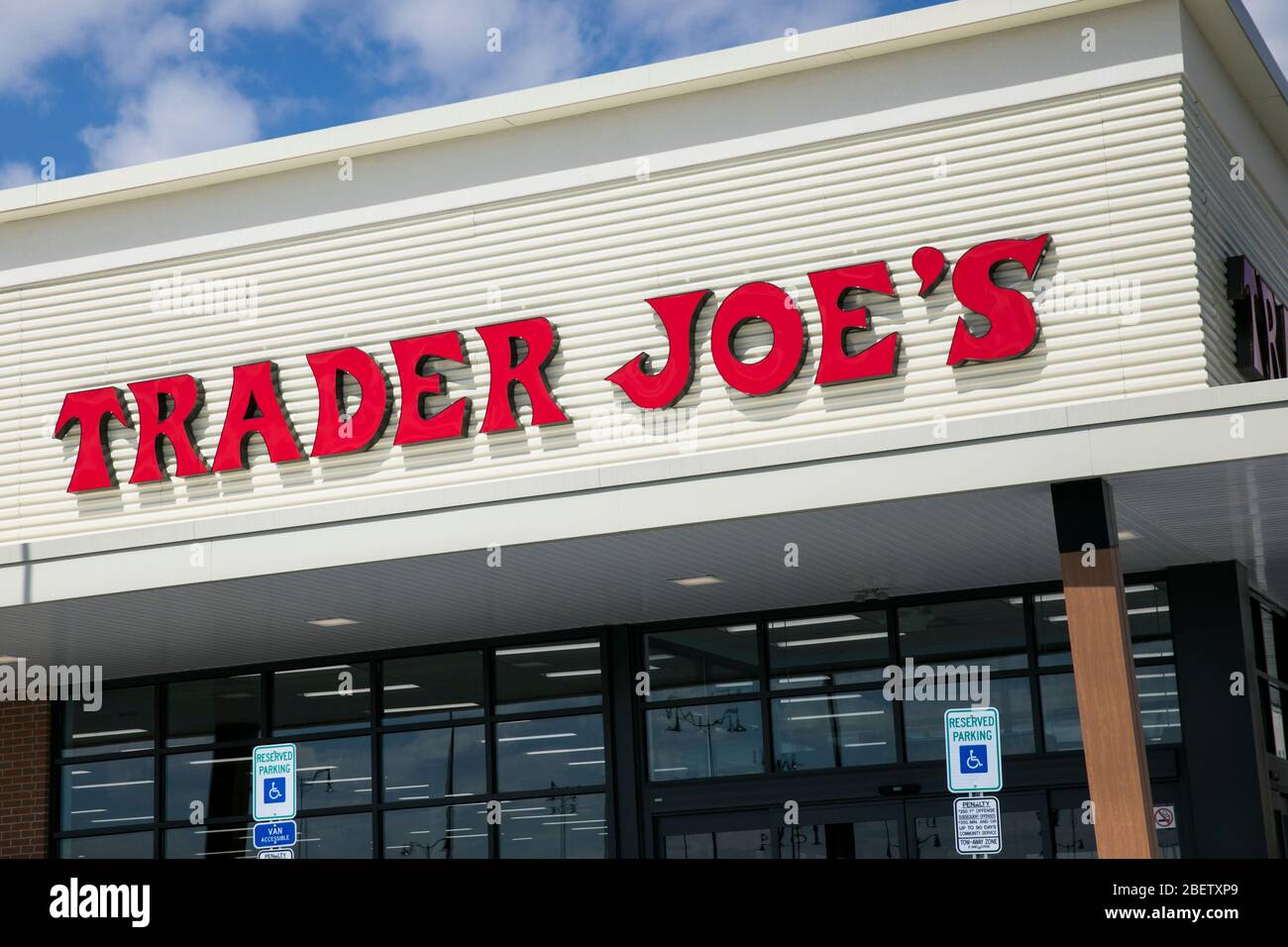 Un logo à l'extérieur d'un magasin d'alimentation Trader Joe nouvellement construit à Cherry Hill, New Jersey, le 11 avril 2020. Banque D'Images