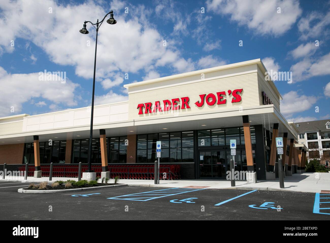 Un logo à l'extérieur d'un magasin d'alimentation Trader Joe nouvellement construit à Cherry Hill, New Jersey, le 11 avril 2020. Banque D'Images