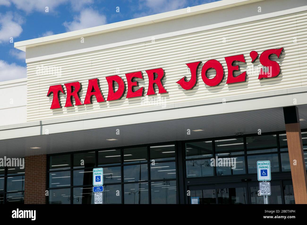 Un logo à l'extérieur d'un magasin d'alimentation Trader Joe nouvellement construit à Cherry Hill, New Jersey, le 11 avril 2020. Banque D'Images