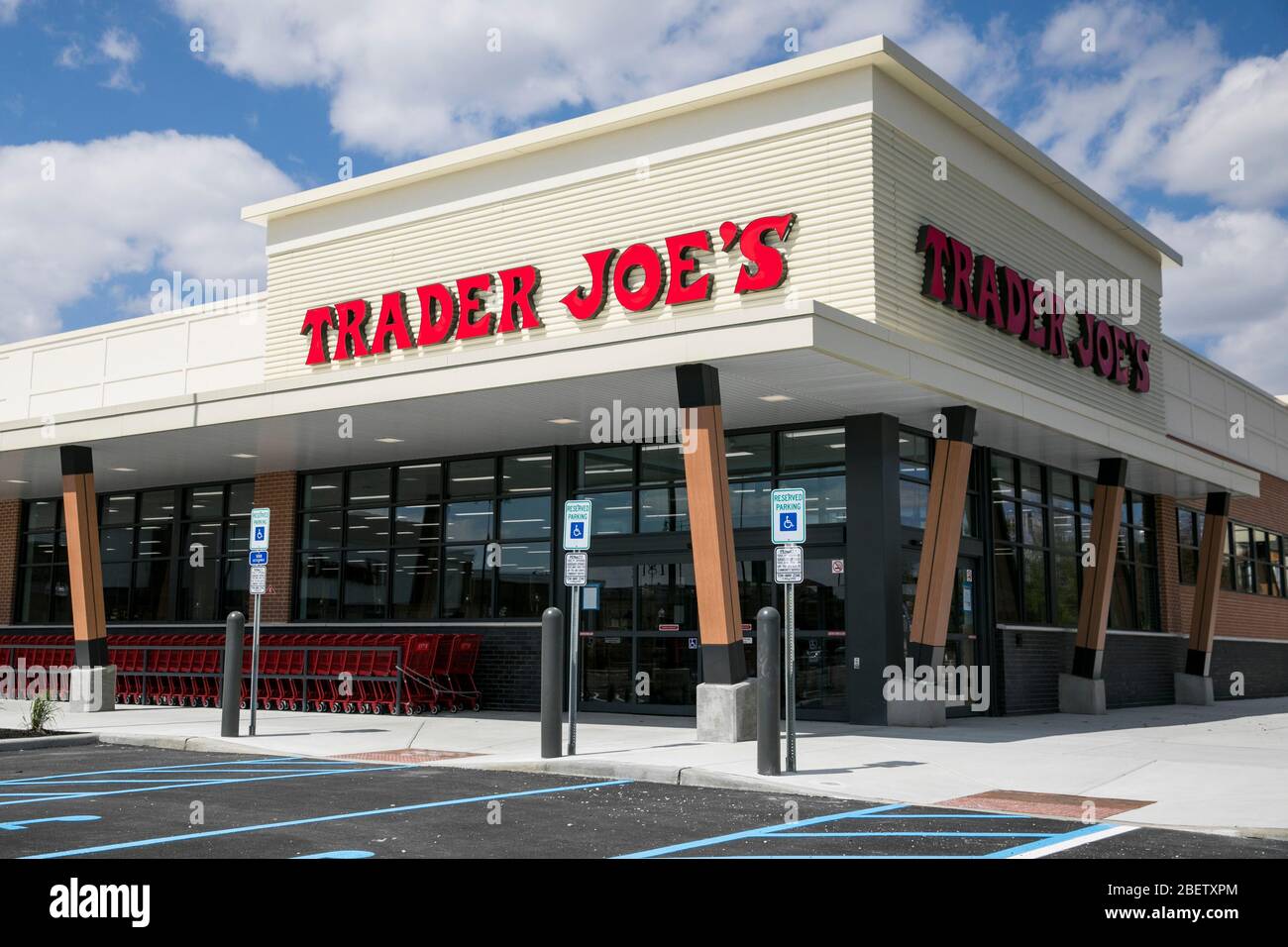 Un logo à l'extérieur d'un magasin d'alimentation Trader Joe nouvellement construit à Cherry Hill, New Jersey, le 11 avril 2020. Banque D'Images