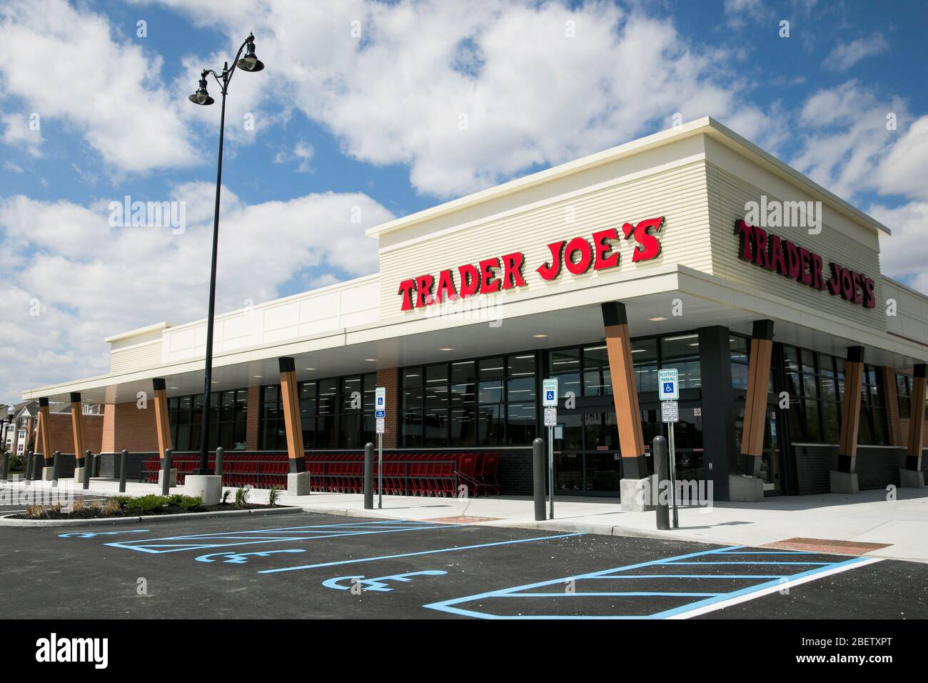 Un logo à l'extérieur d'un magasin d'alimentation Trader Joe nouvellement construit à Cherry Hill, New Jersey, le 11 avril 2020. Banque D'Images