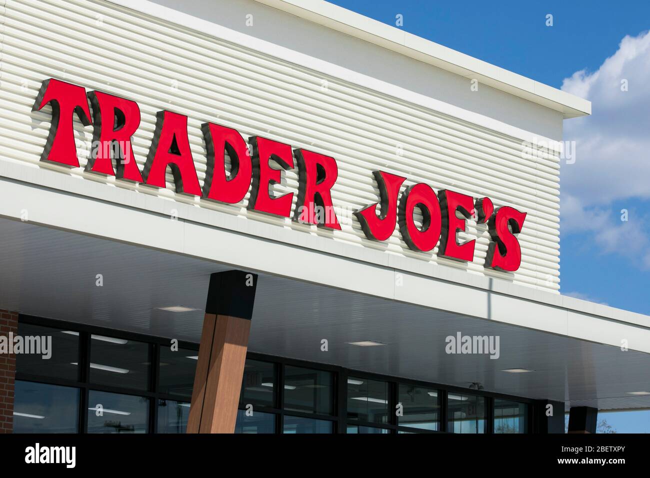 Un logo à l'extérieur d'un magasin d'alimentation Trader Joe nouvellement construit à Cherry Hill, New Jersey, le 11 avril 2020. Banque D'Images