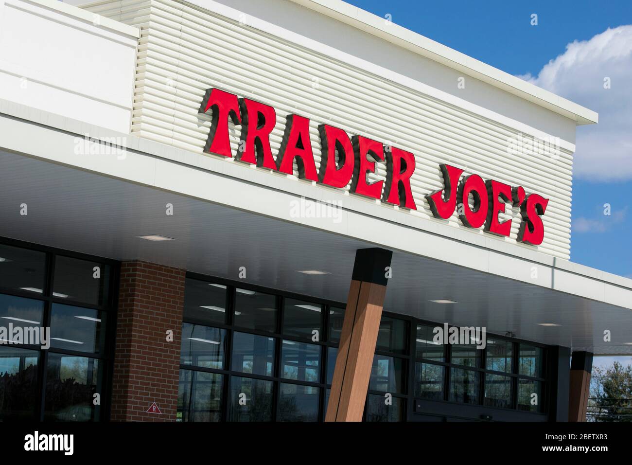 Un logo à l'extérieur d'un magasin d'alimentation Trader Joe nouvellement construit à Cherry Hill, New Jersey, le 11 avril 2020. Banque D'Images