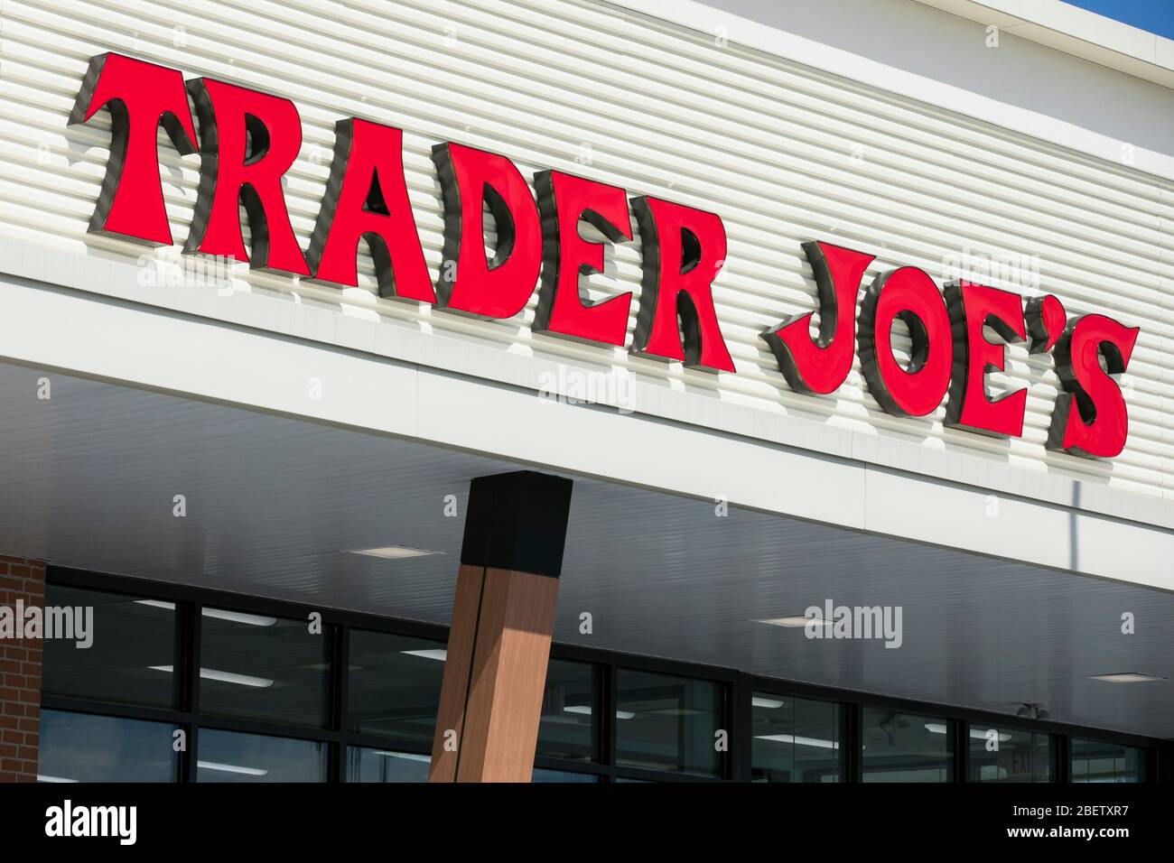 Un logo à l'extérieur d'un magasin d'alimentation Trader Joe nouvellement construit à Cherry Hill, New Jersey, le 11 avril 2020. Banque D'Images