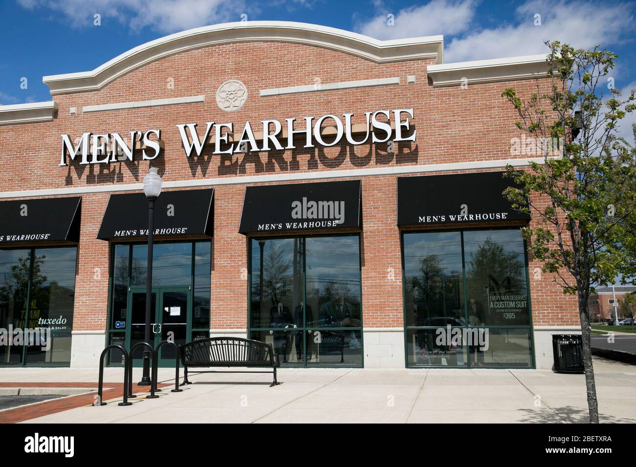Un logo à l'extérieur d'un magasin de détail Wearhouse pour Homme à Cherry Hill, New Jersey, le 11 avril 2020. Banque D'Images