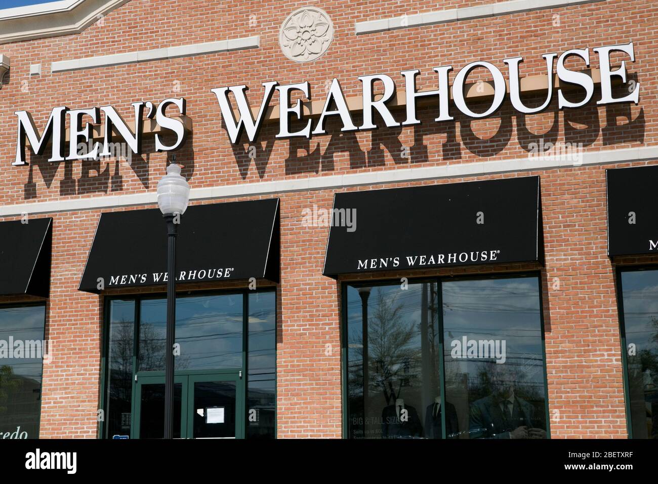 Un logo à l'extérieur d'un magasin de détail Wearhouse pour Homme à Cherry Hill, New Jersey, le 11 avril 2020. Banque D'Images