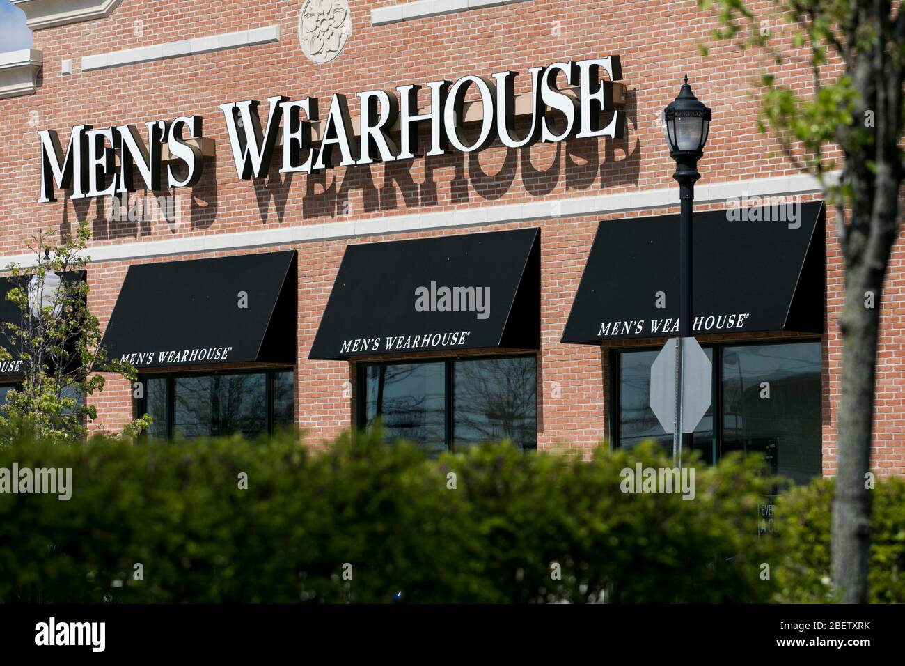 Un logo à l'extérieur d'un magasin de détail Wearhouse pour Homme à Cherry Hill, New Jersey, le 11 avril 2020. Banque D'Images