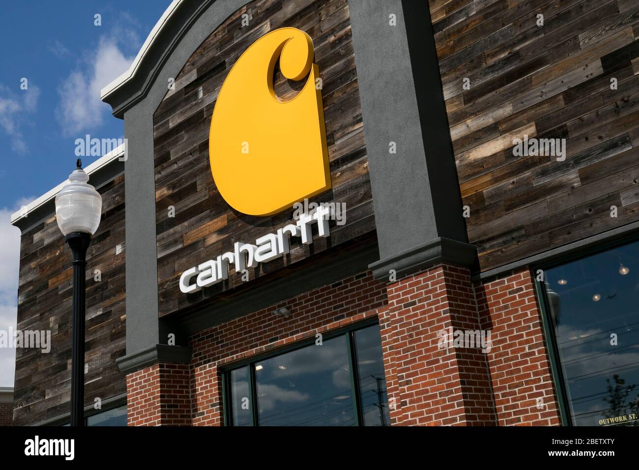 Un logo à l'extérieur d'un magasin de détail Carhartt à Cherry Hill, New Jersey, le 11 avril 2020. Banque D'Images