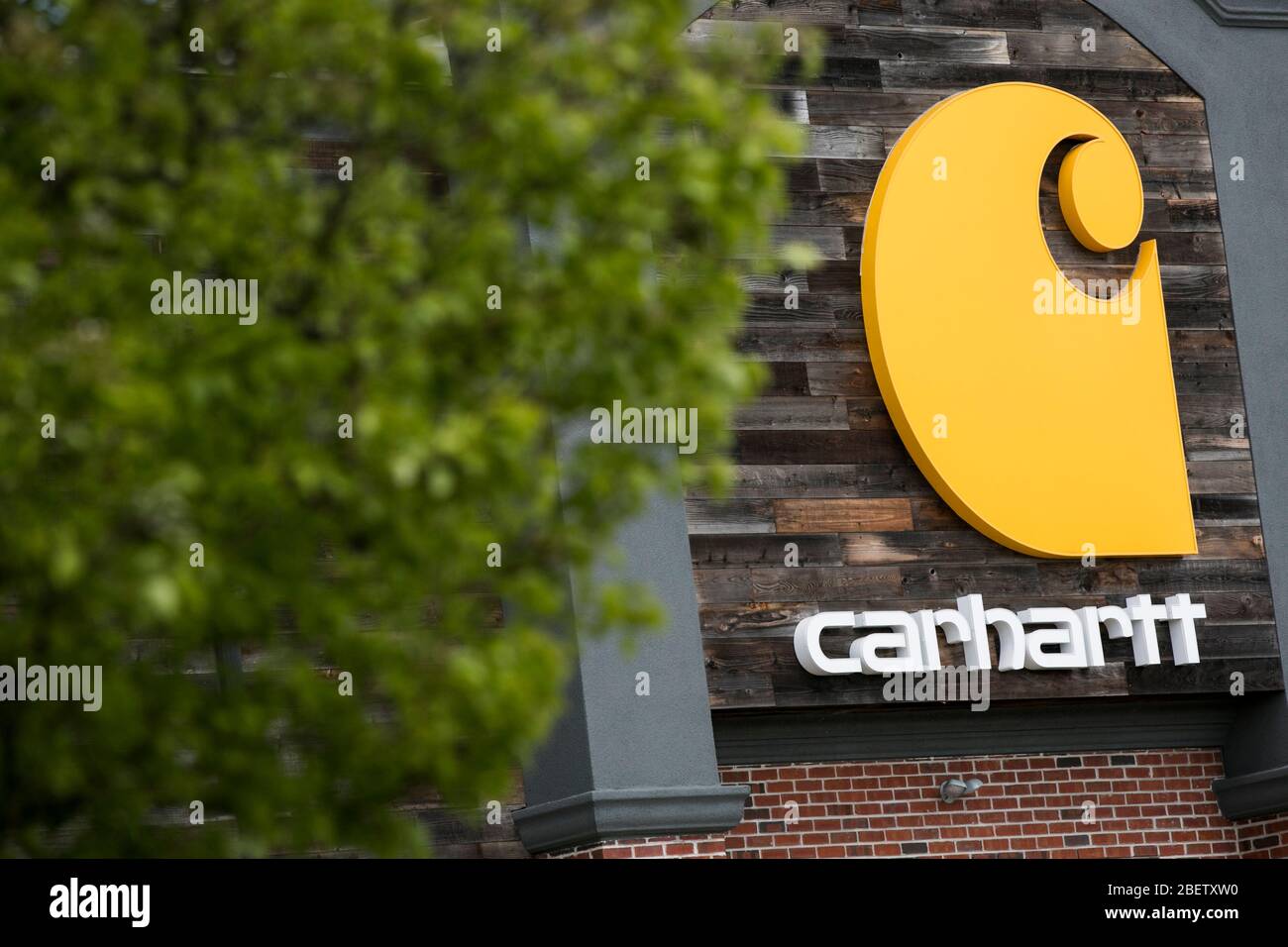 Un logo à l'extérieur d'un magasin de détail Carhartt à Cherry Hill, New Jersey, le 11 avril 2020. Banque D'Images