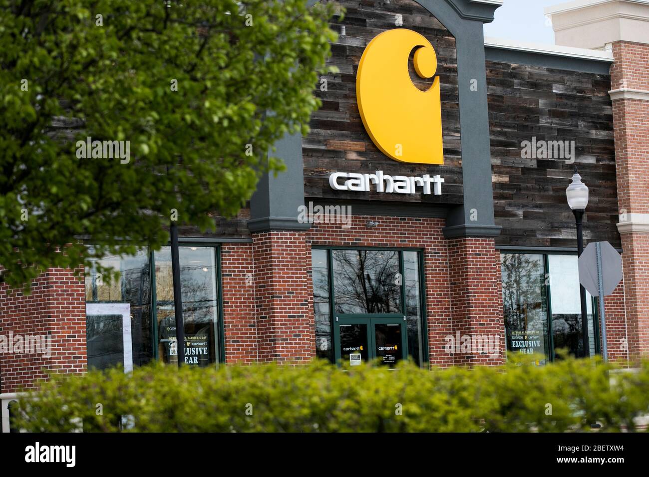 Un logo à l'extérieur d'un magasin de détail Carhartt à Cherry Hill, New Jersey, le 11 avril 2020. Banque D'Images