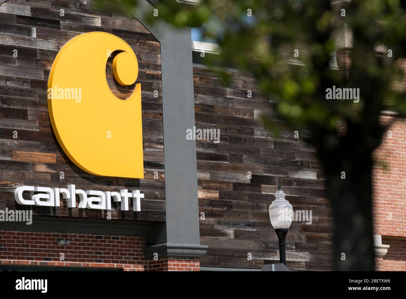 Un logo à l'extérieur d'un magasin de détail Carhartt à Cherry Hill, New Jersey, le 11 avril 2020. Banque D'Images
