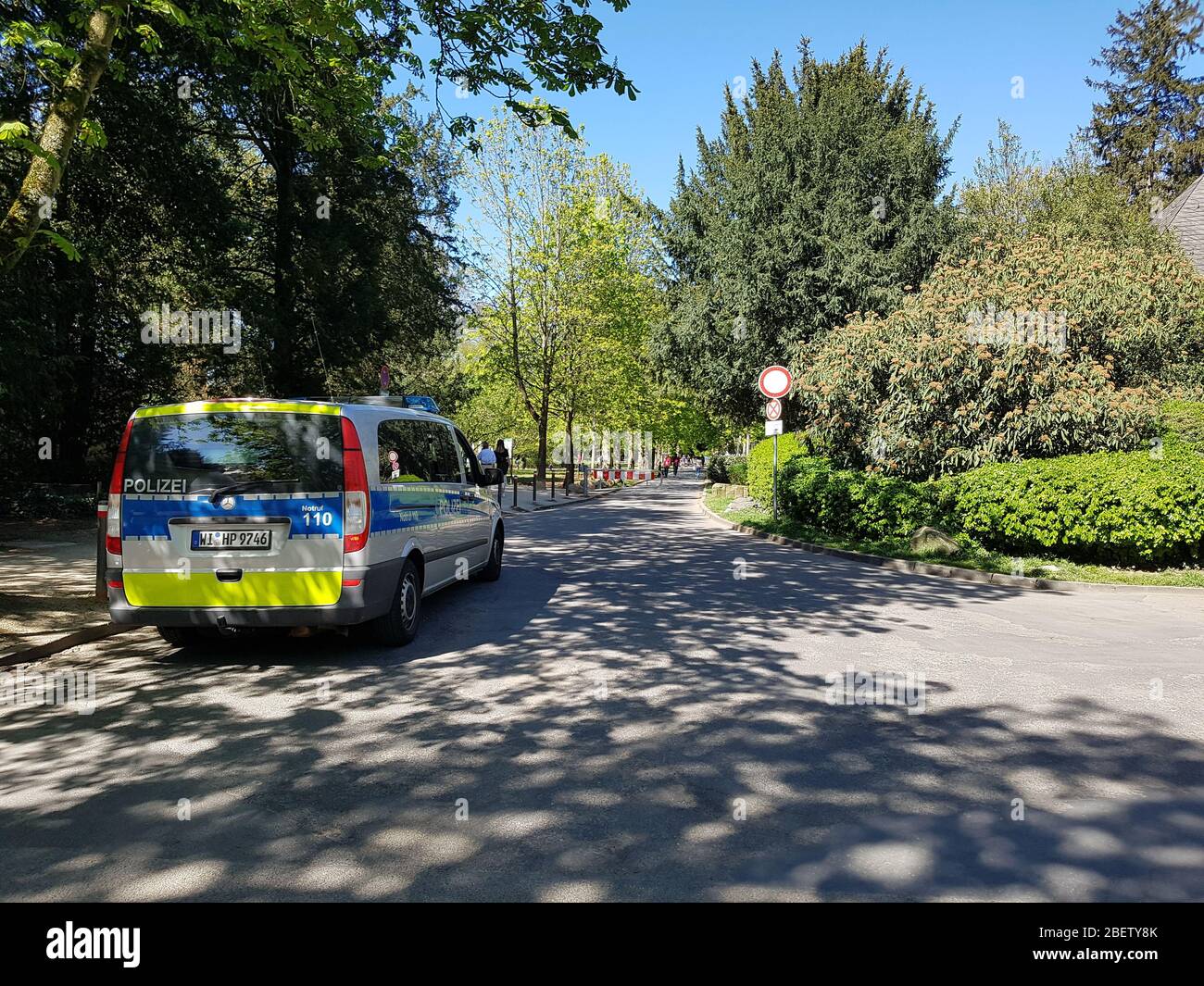 Véhicule de police debout / conduite dans le parc ( Grüneburgpark ) sur arrêt et recherche patrouille pour contrôler le virus corona covid-19 verrouillage / distance sociale Banque D'Images