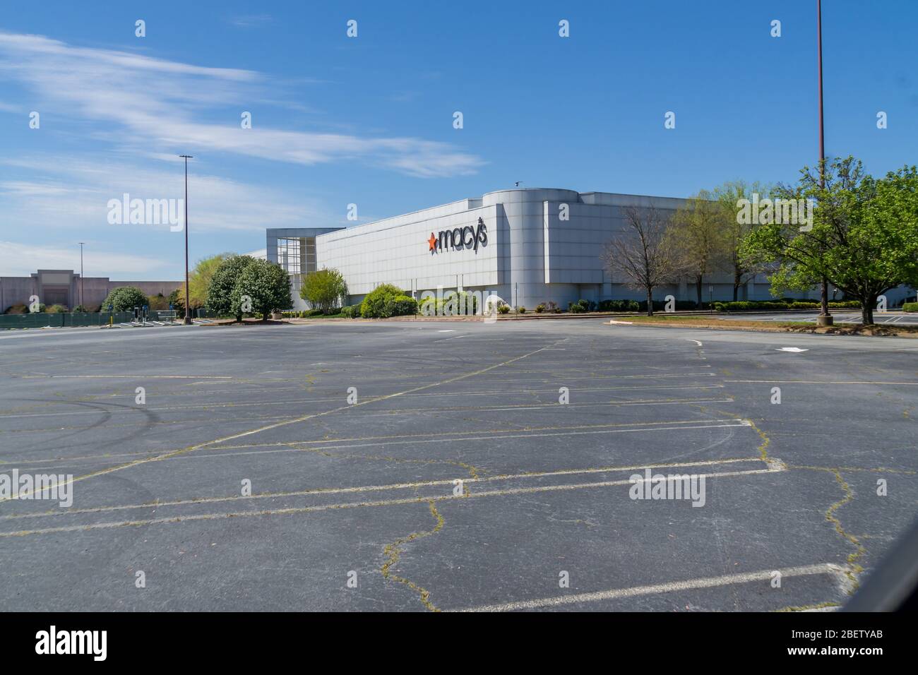 Kennesaw, GA / USA - 04/03/20: Grand magasin Macy's parking vide - fermeture et employés en coin de rue au centre commercial Cobb County Town Center - econo Banque D'Images