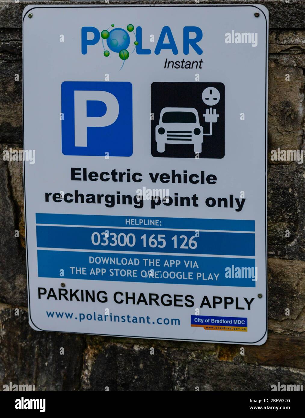 Point de recharge de véhicules électriques à Baildon, dans le Yorkshire. Banque D'Images