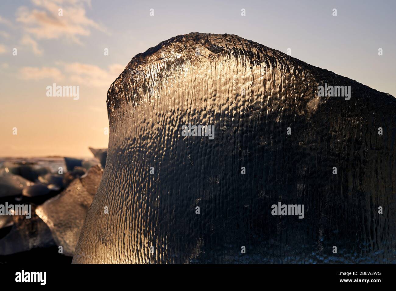 Jokulsarlon, Islande - 26 novembre 2019: Fermer Icebergs sur Diamond Beach en Islande comme le soleil se couche Banque D'Images