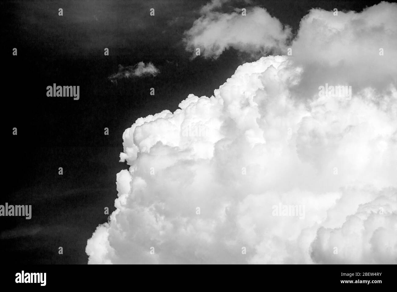 Vue en noir et blanc des magnifiques nuages de cumulus contre le ciel bleu azure ; sud-ouest des États-Unis Banque D'Images