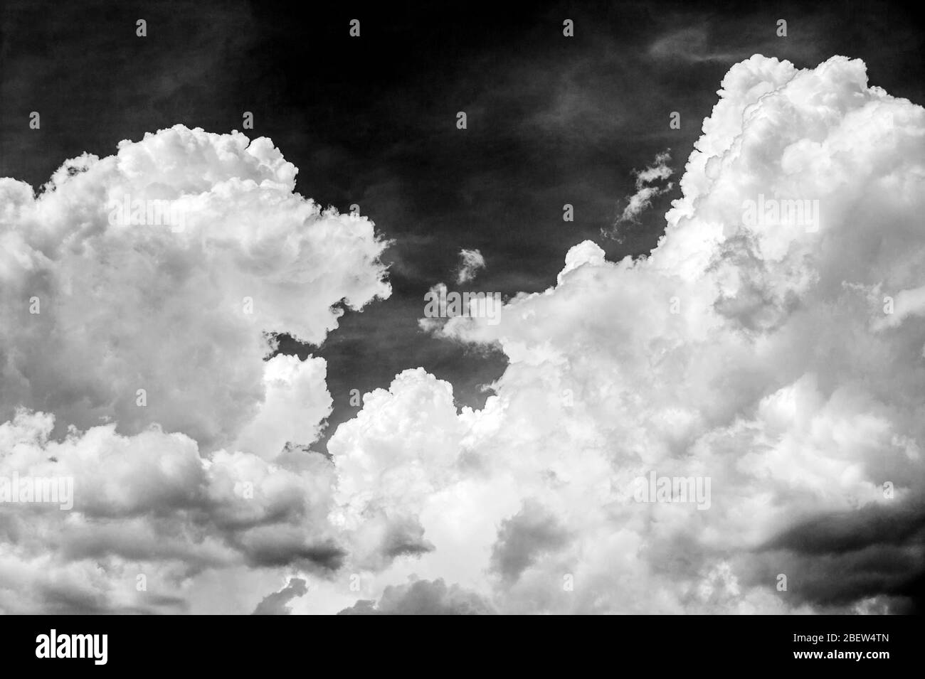 Vue en noir et blanc des magnifiques nuages de cumulus contre le ciel bleu azure ; sud-ouest des États-Unis Banque D'Images