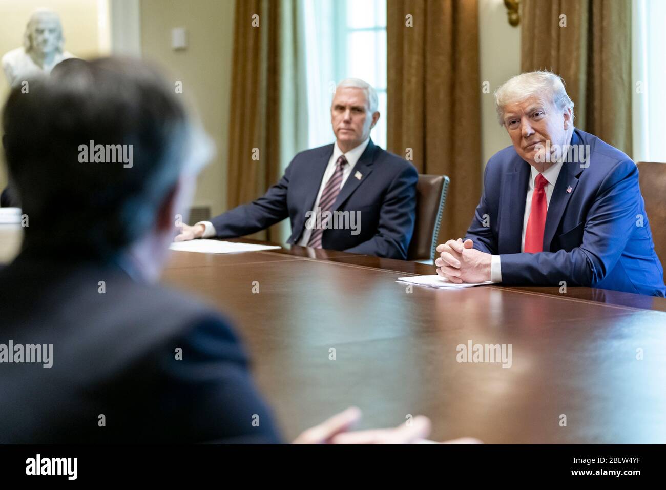 Le président américain Donald Trump, joint par le vice-président Mike Pence, rencontre des patients qui ont récupéré du Coronavirus COVID-19 dans la salle des cabinets de la Maison Blanche le 14 avril 2020 à Washington, DC. Banque D'Images