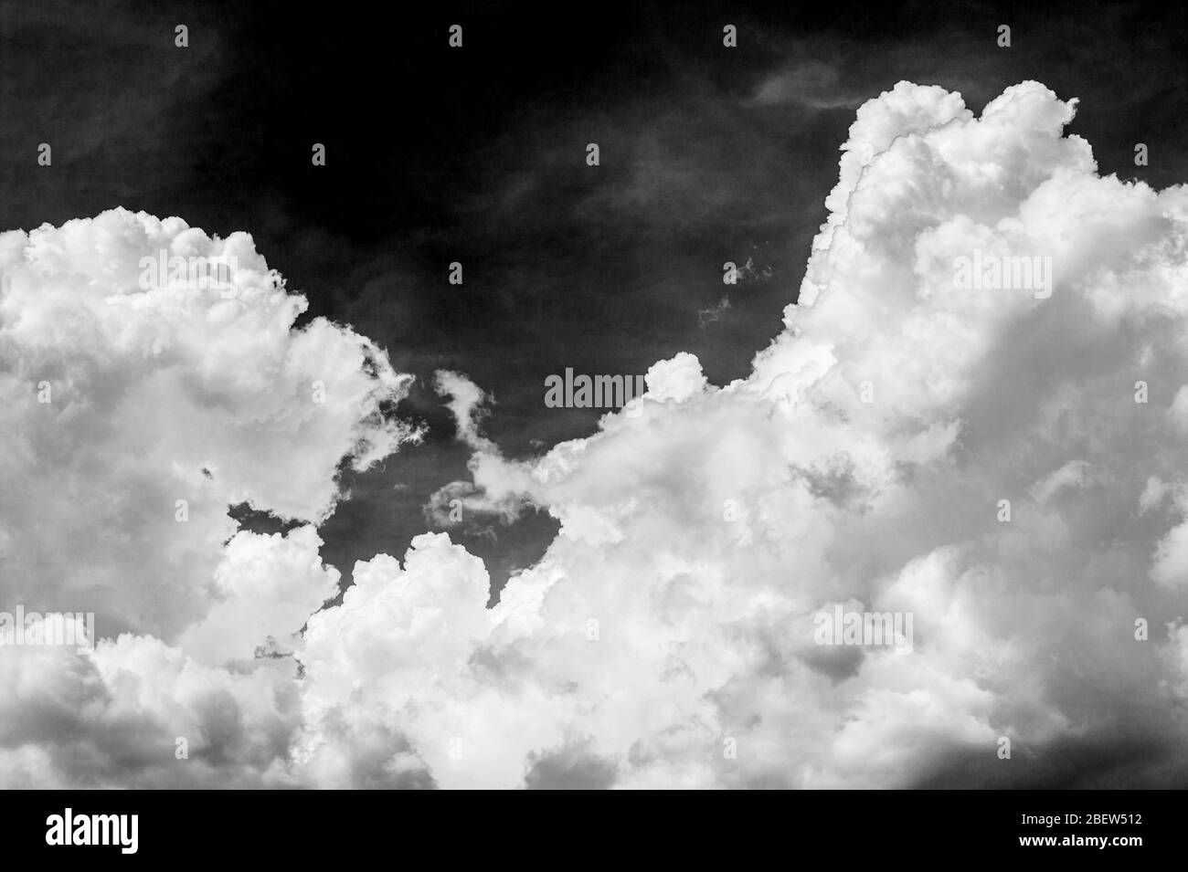 Vue en noir et blanc des magnifiques nuages de cumulus contre le ciel bleu azure ; sud-ouest des États-Unis Banque D'Images