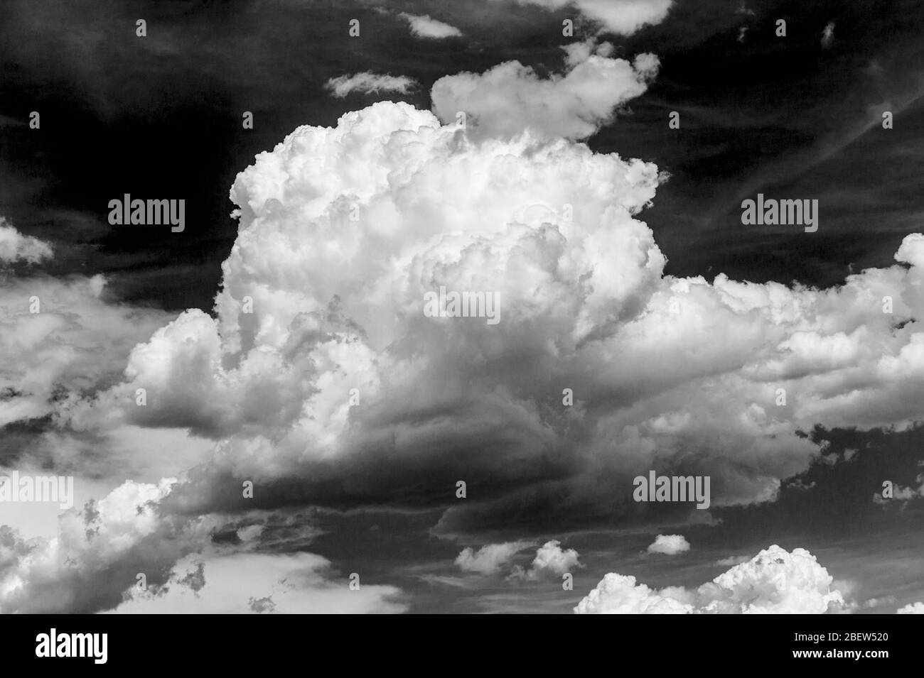 Vue en noir et blanc des magnifiques nuages de cumulus contre le ciel bleu azure ; sud-ouest des États-Unis Banque D'Images
